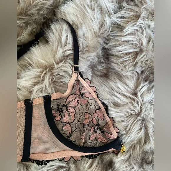 Victoria's Secret Lace Unlined Front Close Plunge Bra and Thong Panty Set - Picture 10 of 14